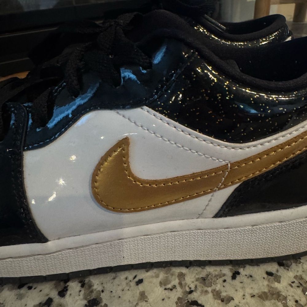 Youth Jordan 1 lows SE Black and gold